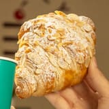كرواسون اللوز مع كوب إيفرلي